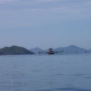 Het is stil op zee. Maar we zien wel een vissersboot die als een enorm insect over het water zeilt    