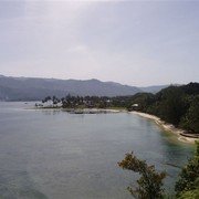 Het strand van Poncan Gadang, gezien vanaf een heuvel    