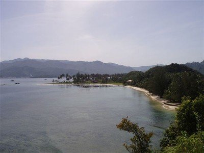 Het strand van Poncan Gadang, gezien vanaf een heuvel    