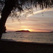 De zon gaat onder achter het buureiland