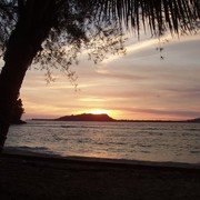 De zon gaat onder achter het buureiland    