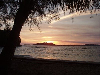 De zon gaat onder achter het buureiland