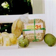 Van links naar rechts: Stukjes vruchtvlees van de Nangka (tulpachtig van vorm, heerlijke smaak, mijn favoriete vrucht) - een blimbing (stervrucht) - een pakje Tapé manis uit Bondowoso (gefermenteerde cassave, zoetzurig van smaak) - rechts een mangga en vooraan in het midden een appelachtige vrucht, hoe heettte die ook alweer?