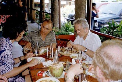 Vol overgave zitten Eric, chauffeur Yul, het achterhoofd van Theo en ik aan de lunch in Surabaya. Ik had de Gurami Bakar, geroosterde baars met ketjap-saus. Overheerlijk! Er staat ook een kelapa muda (jonge kokosnoot) op tafel om de dorst te lessen.