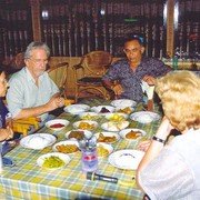 Een plechtig moment. De masakan Padang gerechten zijn op tafel gezet. Waar te beginnen? N.B. Masakan Padang is van oorsprong Sumatraans. De gerechten zijn vooruit klaargemaakt en worden op kamertemperatuur geserveerd. Je betaalt alleen voor wat je opeet. Kijk uit, want de Padangse keuken is heet.