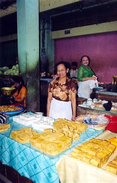Blokken tahu op de pasar van Magelang.    