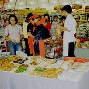 Van lemper tot pastei en van kwee mangkok tot kwee lapis. Allerlei lekkernijen in een supermarkt.
