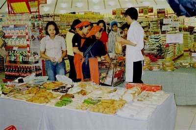 Van lemper tot pastei en van kwee mangkok tot kwee lapis. Allerlei lekkernijen in een supermarkt.    