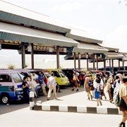 Het angkotan-station van Batu (Oost-Java). Angkotans zijn busjes die het openbaar vervoer in en tussen naburige steden verzorgen. Meestal Suzuki of Mitsubishi-busjes. Elke plaats heeft z'n eigen kleur angkotan. Ze worden soms Bemo genoemd, maar eigenlijk is dat de naam voor gemotoriseerde betjaks (be-mo)