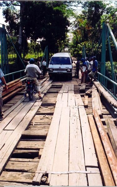 De wegen op Java zijn redelijk, maar soms wat minder. Hier een brug in reparatie.    