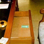 In alle hotels vind je de Kiblat, de pijl die de richting naar Mekka aangeeft waarheen moslims bij het gebed moeten buigen.Deze kiblat vond ik in de la van een wel zeer verplaatsbaar hotelkamer-bureautje.