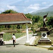 Soms kom je langs heroische beelden die laten zien hoe de Indonesische vrijheidsstrijders de kolonialisten het land uit joegen. Maar de hedendaagse blanke toerist is gelukkig van harte welkom.
