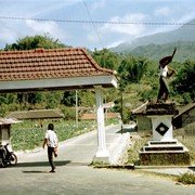 Soms kom je langs heroische beelden die laten zien hoe de Indonesische vrijheidsstrijders de kolonialisten het land uit joegen. Maar de hedendaagse blanke toerist is gelukkig van harte welkom.    