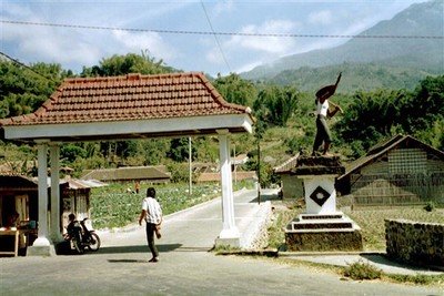Soms kom je langs heroische beelden die laten zien hoe de Indonesische vrijheidsstrijders de kolonialisten het land uit joegen. Maar de hedendaagse blanke toerist is gelukkig van harte welkom.