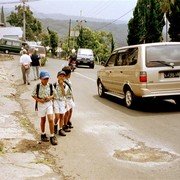 Schoolkinderen in het verplichte uniform (dat voorkomt dat men elkaar de loef af gaat steken met dure merkkleding).