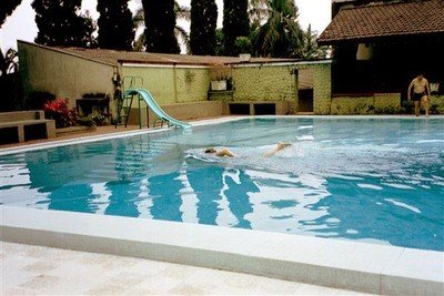 De schrijver op volle snelheid in het zwembad van hotel Natour Bath in Tretes.    