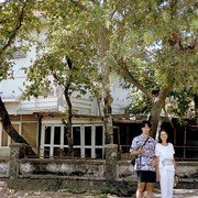 Eric en Maja staan voor de restanten van het huis in Surabaya waar zij tijdens de oorlog enkele maanden door bracht.