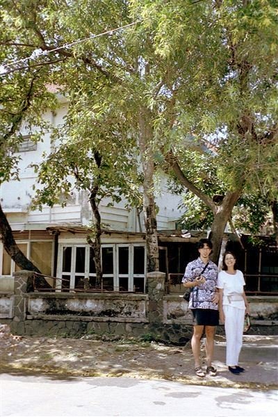 Eric en Maja staan voor de restanten van het huis in Surabaya waar zij tijdens de oorlog enkele maanden door bracht.
