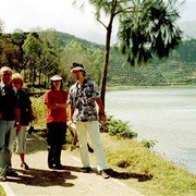 Mijn reisgenoten bij het mooie maar onwelriekende zwavelmeer op het Dieng Plateau. Van links naar rechts: zwager Theo Bakkenes, zus Martine, echtgenote Maja en zoon Eric.    