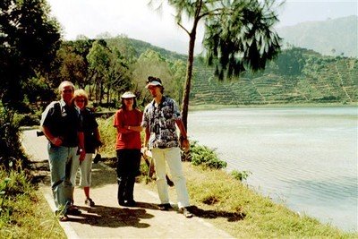 Mijn reisgenoten bij het mooie maar onwelriekende zwavelmeer op het Dieng Plateau. Van links naar rechts: zwager Theo Bakkenes, zus Martine, echtgenote Maja en zoon Eric.