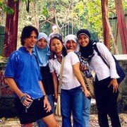 Op hun verzoek poseert Eric hier met een aantal studentes die een dagje uit zijn in de Plantentuin van Bogor.    