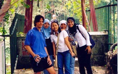 Op hun verzoek poseert Eric hier met een aantal studentes die een dagje uit zijn in de Plantentuin van Bogor.    