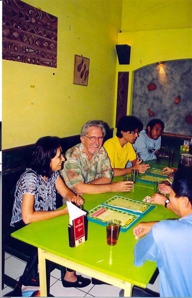 Diner in Bandung met Chinese familie. Maja en Eric zitten naast mij.    