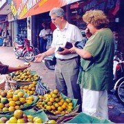 Tawarren op de markt van Magelang. Ik koop jeruks (mandarijnen) voor mijn zus.    