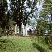 Een ondernemende Minangkabauer laat tegen betaling pony's met kinderen op hun rug rondjes rijden om de watertoren. Hij heeft het druk.