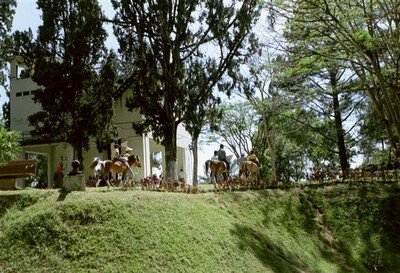 Een ondernemende Minangkabauer laat tegen betaling pony's met kinderen op hun rug rondjes rijden om de watertoren. Hij heeft het druk.    