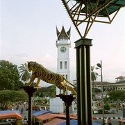 Tegenover de Big Ben is een bazaar gevestigd (vanwaar deze foto genomen is), bewaakt door het levensgrote beeld van een springende tijger