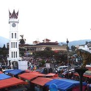 Op het centrale plein staat de "Jam Gadang". de "Big Ben" van Bukittinggi, een uit 1827 daterende witte klokketoren met een Minangkabaus puntdakje erop. Het doet denken aan een Hollandse burgervader met een ongepast vrolijke carnavalsmuts op.