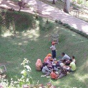 Fort de Kock, het toeristisch hoogtepunt van Bukittinggi. Overal op het heuvelige terrein picknicken Sumatraanse gezinnen.    