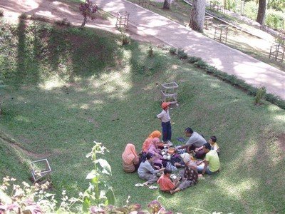 Fort de Kock, het toeristisch hoogtepunt van Bukittinggi. Overal op het heuvelige terrein picknicken Sumatraanse gezinnen.