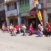 Zomaar wat straatbeelden. Minangkabause vrouwen en meisjes laten zien dat islamitische kleding kleurrijk en sierlijk kan zijn.