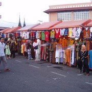Foto's van het gezellige centrale plein van Bukittinggi. Er wordt geflaneerd, de bendi's wachten op klanten, studenten willen met ons op de foto.