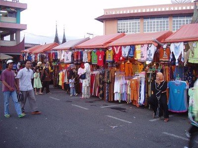 Foto's van het gezellige centrale plein van Bukittinggi. Er wordt geflaneerd, de bendi's wachten op klanten, studenten willen met ons op de foto.