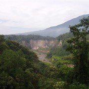 Het Karbouwengat in Bukittinggi: een ravijn van 100 meter diep en vier kilometer lang.