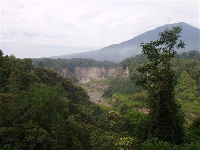 Het Karbouwengat in Bukittinggi: een ravijn van 100 meter diep en vier kilometer lang.