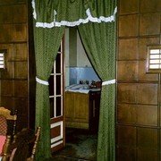 De doorgang van de ene eetzaal naar de andere, gezien vanuit de foute zaal.