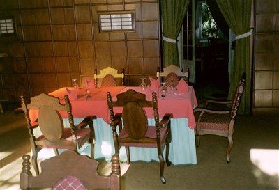 Het bezoek aan de beroemde oude eetzaal van hotel Siantar valt tegen. Een grote ouderwetse poffertjeskraam, is mijn eerste indruk.