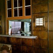 Maar we zitten in de verkeerde eetzaal merken we later. Kousbroeks mooie eetzaal ligt er naast maar was in gebruik als kleedkamer voor de modeshow. Dit was in Kousbroeks tijd de bar, gezien vanaf de verkeerde eetzaal.