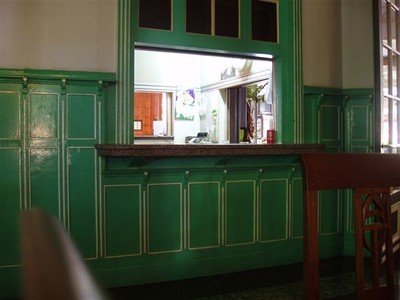 Dezelfde bar, gezien vanuit de goede eetzaal.