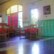 Op deze en volgende foto's de mooie oude eetzaal van hotel Siantar. Kousbroek werd er op zijn verjaardagen door zijn ouders getracteerd.