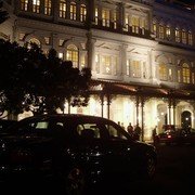 Raffles bij avond