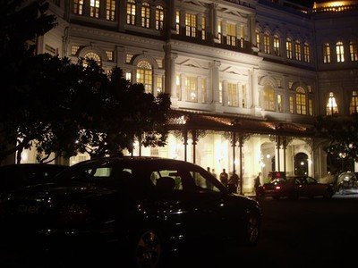 Raffles bij avond    