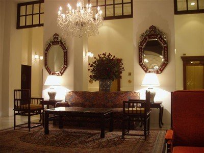Gedeelte van de lobby van het Raffles Hotel    