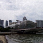 Singapore skyline vanaf de Singapore rivier gefotografeerd    