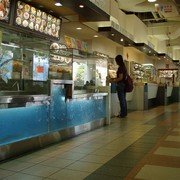 Een Kopi Tiam foodcourt. Lekker en goedkoop voedsel met verschillende keukens onder één dak.