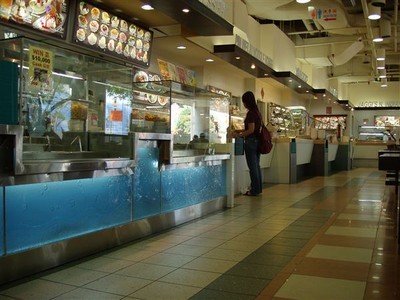 Een Kopi Tiam foodcourt. Lekker en goedkoop voedsel met verschillende keukens onder één dak.    